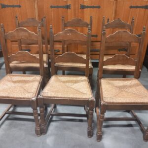 Antiiksed puidust toolid punutud istumisalusega